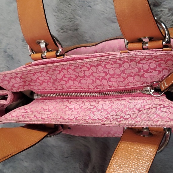 Signature Coach - Picture 12 of 14